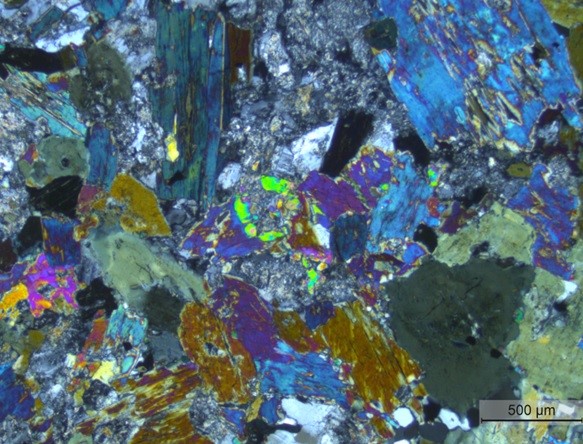 Obraz z mikroskopu polaryzacyjnego