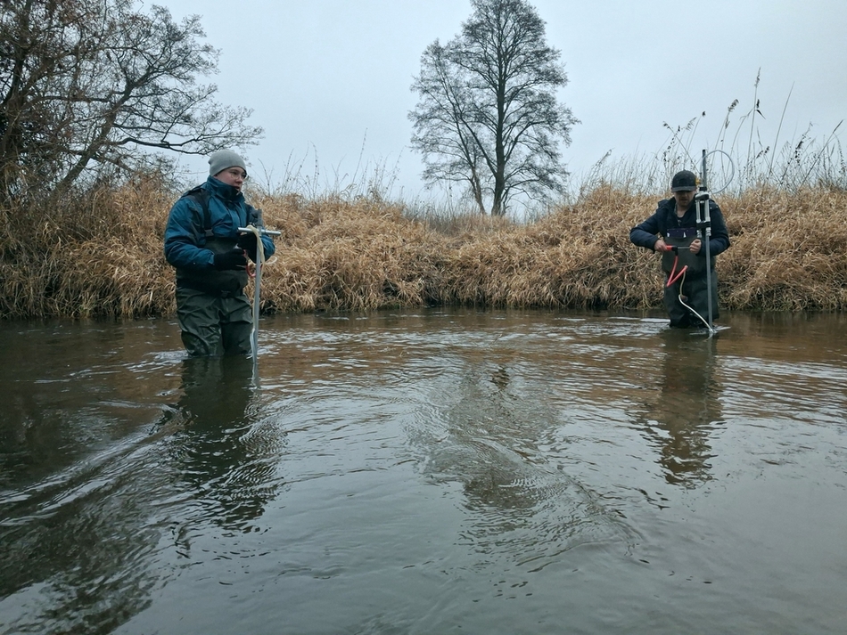 prace badawcze w korycie Moszczenicy w rejonie Rogóźna-Gieczna